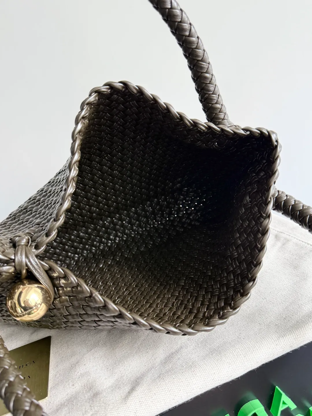 Batch 5760 BV collectible small woven handbags are really YYDS!! Bottega Veneta’s most classic small woven handbags are back! ! Colorful macaron color combination, super heavy craftsmanship. We use the highest quality leather with the highest craftsmanship❤️ to create the most precious works. We created the original Intrecciato leather weaving process❤️ This unique traditional exclusive leather weaving method has not only become our logo, but also reflects the time-consuming and labor-intensive craftsmanship of our products❤️ The new TOSCA handbag It must be a selection worth collecting🆕⚠️⚠️Baby, malachite, pearl, spotted stone can be sold individually and can be assembled by yourself. Style number: 716974 Size: 27*9*18cm